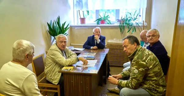 Депутат Госдумы Анатолий Грешневиков осматривает заброшенный спортивный корт в Рыбинске