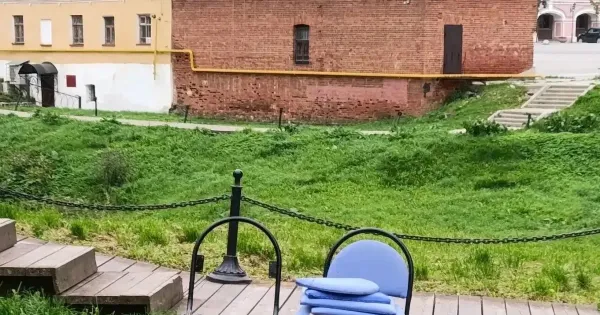 Сломанные стулья в парке Победы в Угличе после акта вандализма