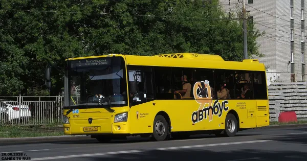 Автобус №1 на остановке в Ярославле, пассажиры ждут