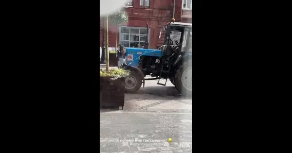 Мужчина на газонокосилке во дворе дома на улице Маланова в Ярославле