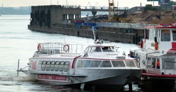 Скоростное судно «ВосходЪ-4» на подводных крыльях у причала в Ярославле