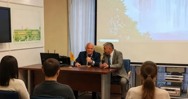 Пресс-конференция партии Справедливая Россия в Ярославле с депутатом Грешневиковым и секретарем Кашириным