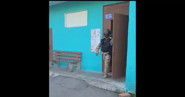 Здание СИЗО в Ярославле на фоне заснеженного города