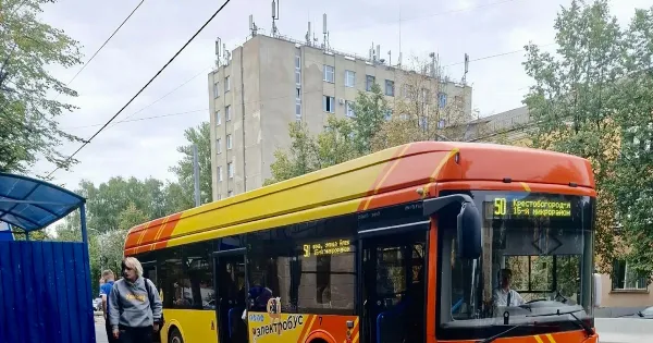 Электробусы в Ярославле снова перекрашивают из-за «недостаточной апельсиновости»