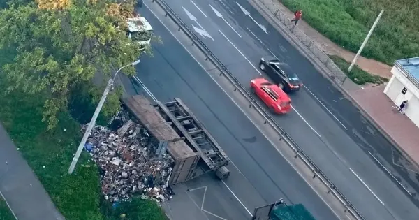 Опрокинутый металлический мусорный контейнер на остановке общественного транспорта в Брагино, Ярославль