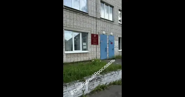 «Лунные кратеры» у детской больницы: скорая с новорождёнными рискует на каждом метре