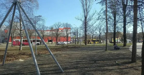 Сломанные качели на детской площадке в парке 30-летия Победы в Ярославле