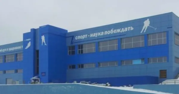Хоккейная форма и клюшки на льду в спортшколе Рыбинска