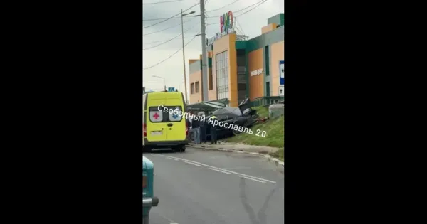 Разбитый автомобиль и покореженная остановка на Тутаевском шоссе у ТЦ РИО в Ярославле