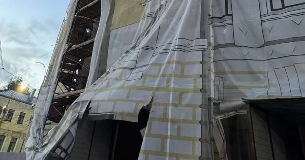 В Ярославле ветер повалил деревья у Волковского театра и на Первомайской