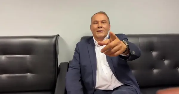 Петр Толстой на трибуне с флагом России