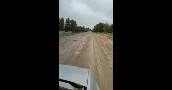 Дорога в Ростовском районе: 3 км ям, 80 детей и десятилетие без ремонта