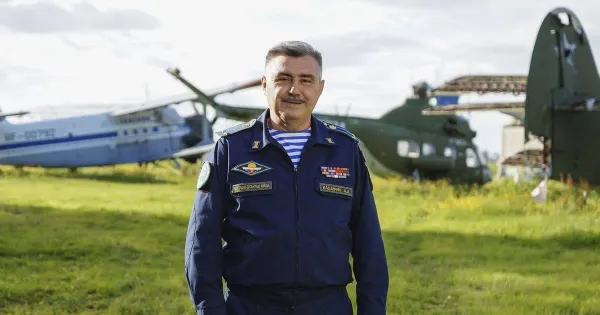 Анатолий Каширин возлагает цветы к монументу на Волжской набережной в Ярославле