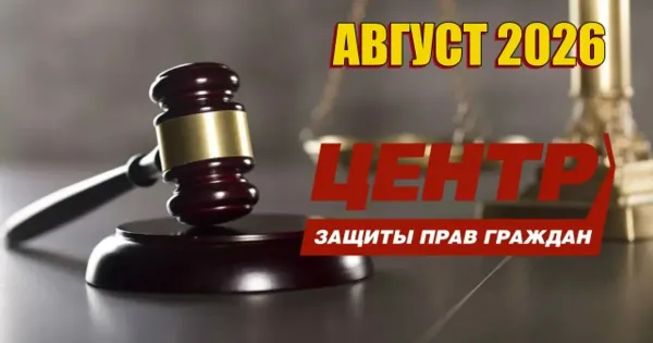 Пожилая женщина с кошельком на фоне здания администрации Ярославля